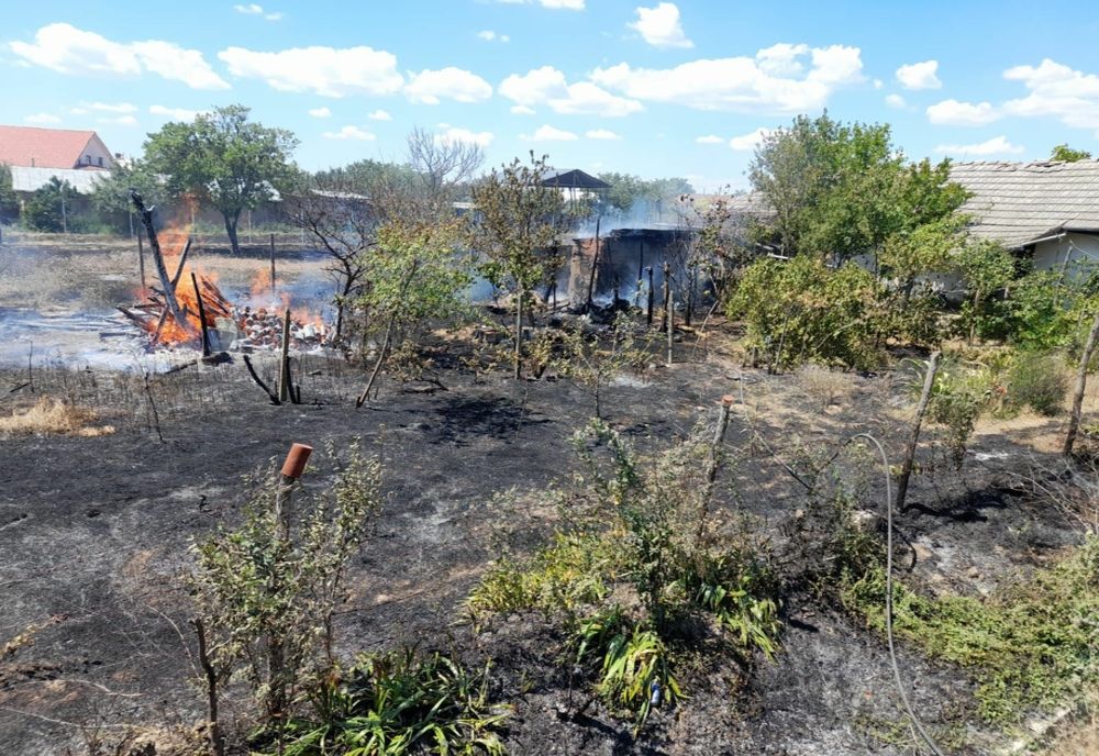 FOTO Incendiu de proporții, izbucnit de la o țigară aruncată aiurea