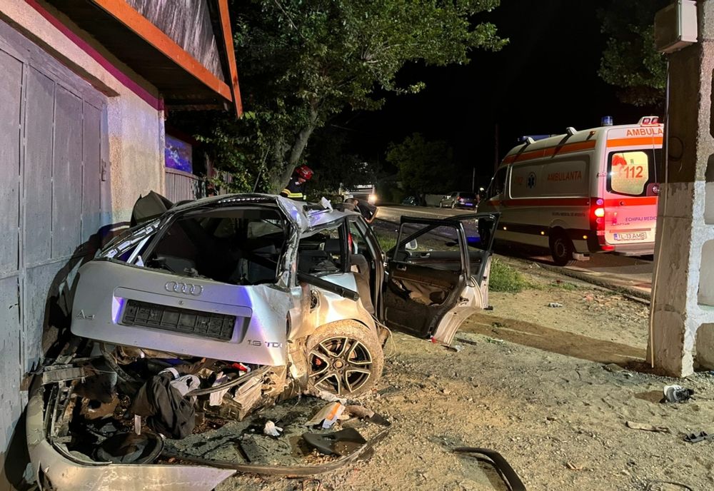 FOTO Accident grav pe drumurile din Tulcea. Mașină făcută praf și o victimă încarcerată