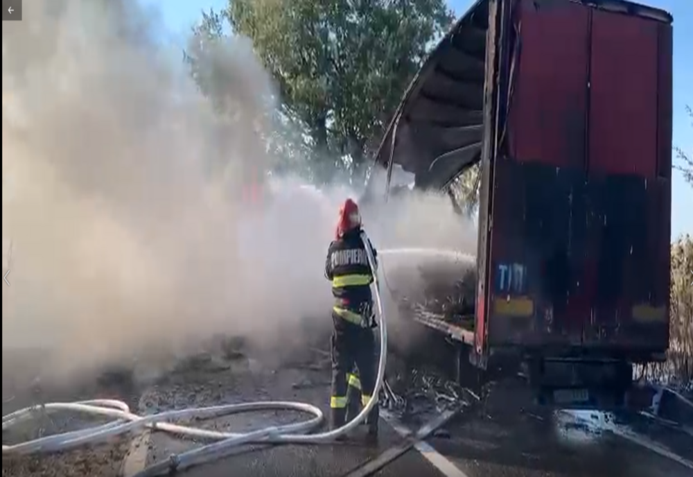 VIDEO TIR cuprins de flăcări. Trafic blocat pe DN22 E87 în județlul Tulcea