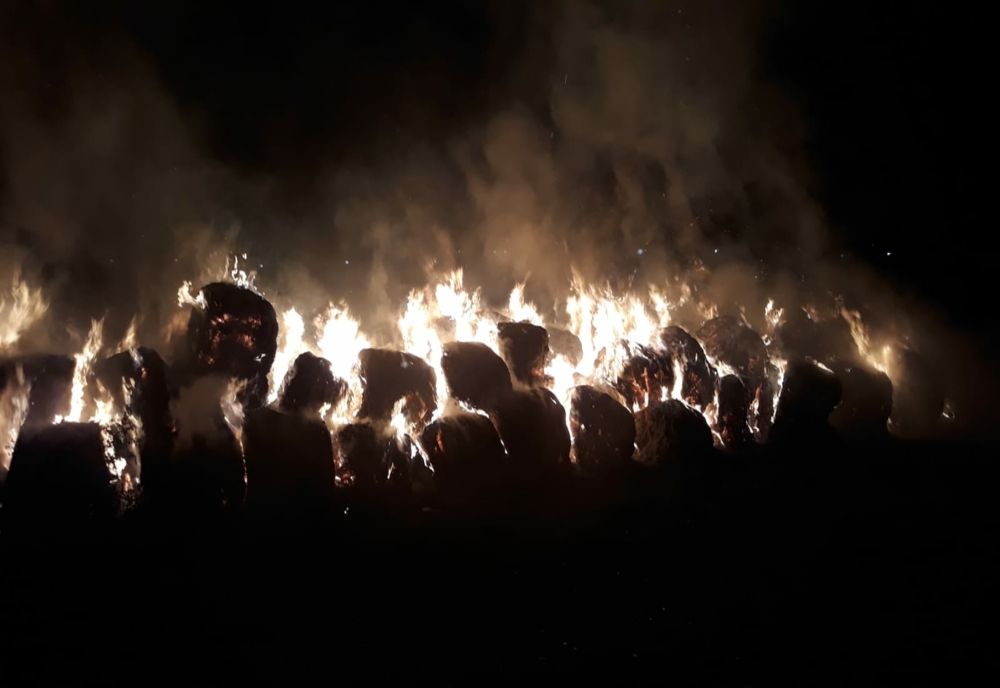 FOTO Incendiu puternic la stână. Foc pus intenționat