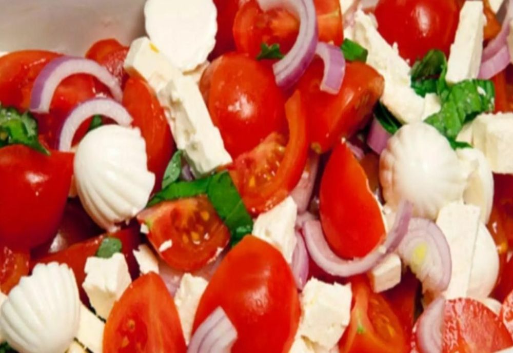 Pericolul din combinația roșii cu brânză - Puțină lume știe despre riscurile alimentelor preferate ale românilor