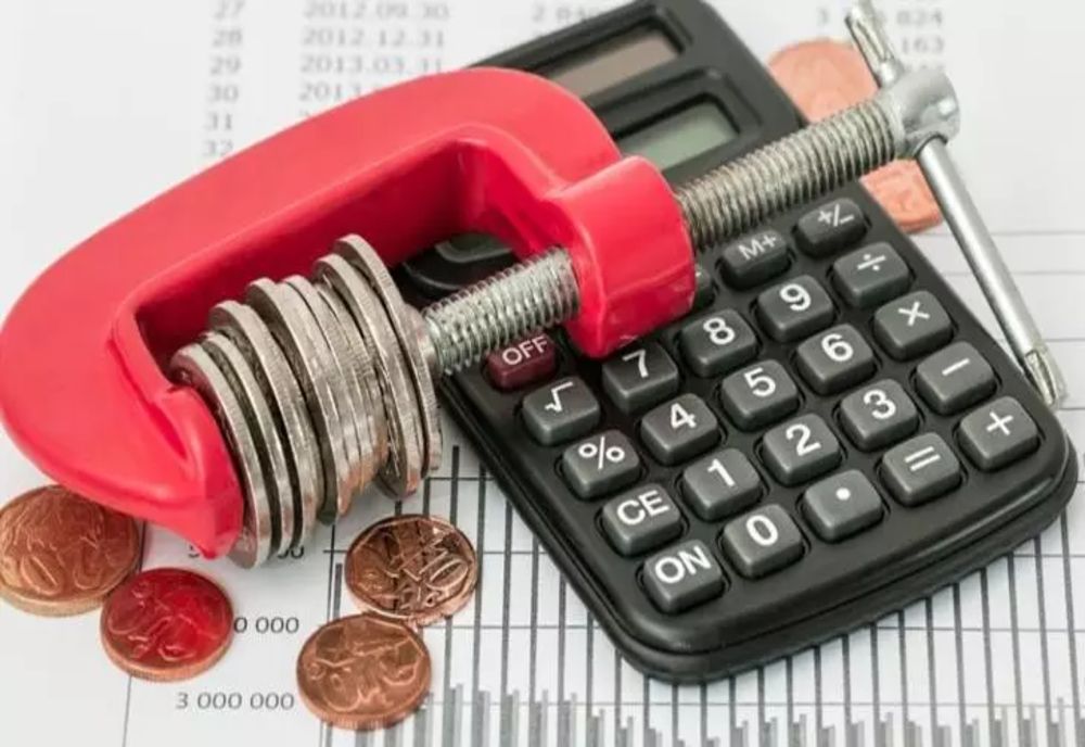 ANAF pune taxe şi după deces. Românii cu venituri extrasalariale plătesc contribuţii şi după moarte