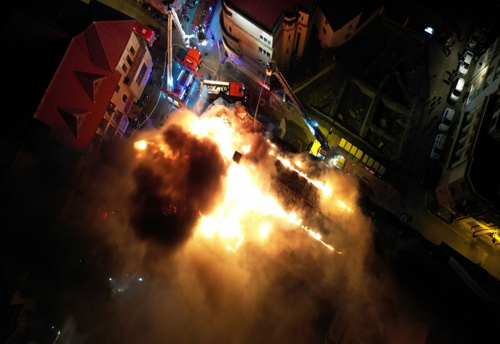 VIDEO Arde Arhiepiscopia Tomisului