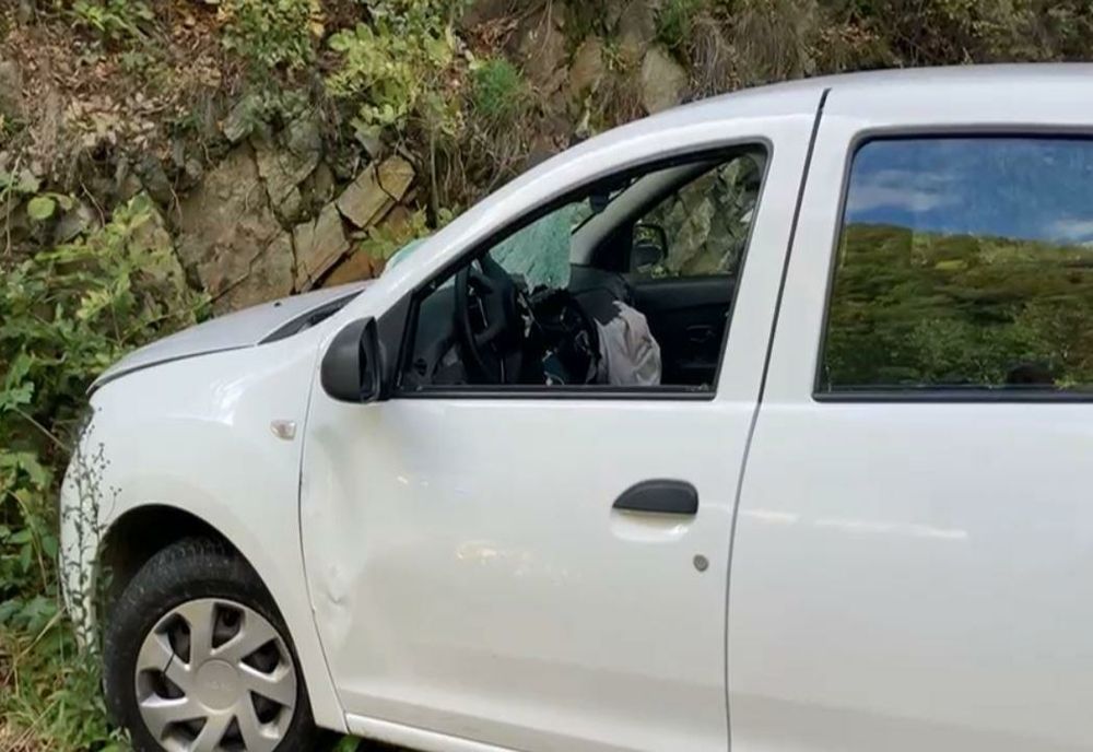 Bărbat mort după ce o bucată de stâncă s-a prăbuşit peste maşina pe care o conducea, în Defileul Jiului