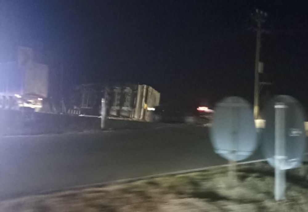 Din cauza vitezei s-a răsturnat cu camionul pe Șoseaua Baldovinești, la intersecția cu DE87