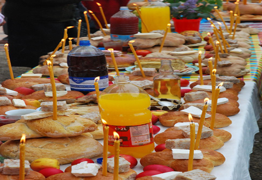 Moșii de toamnă. Sâmbăta morților - ce se împarte pentru sufletul celor adormiți