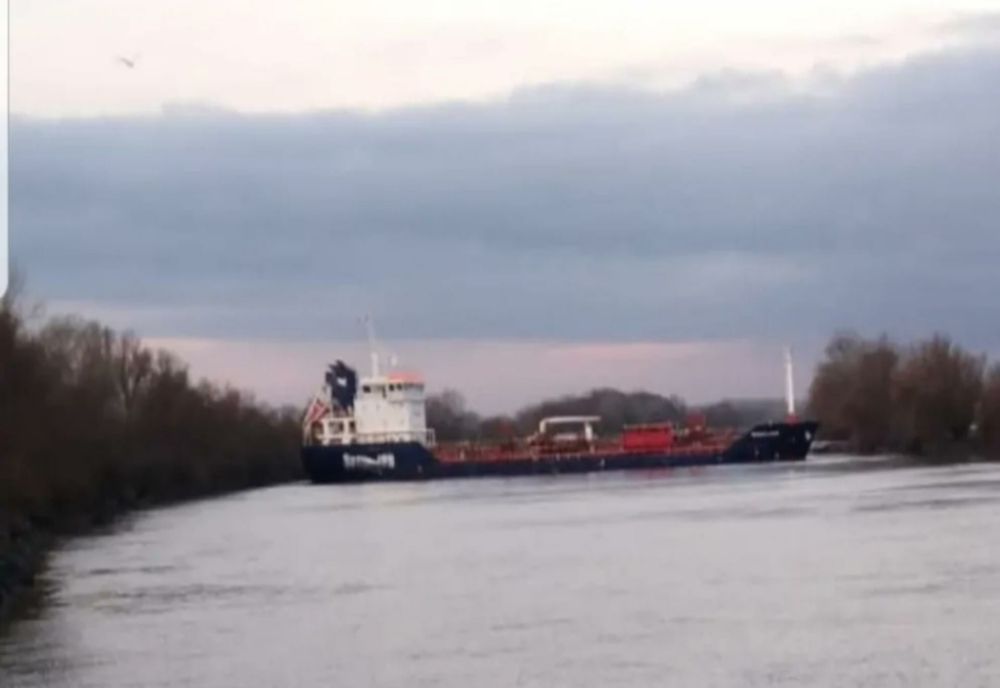 Cargou blocat pe Dunăre la Mila 32