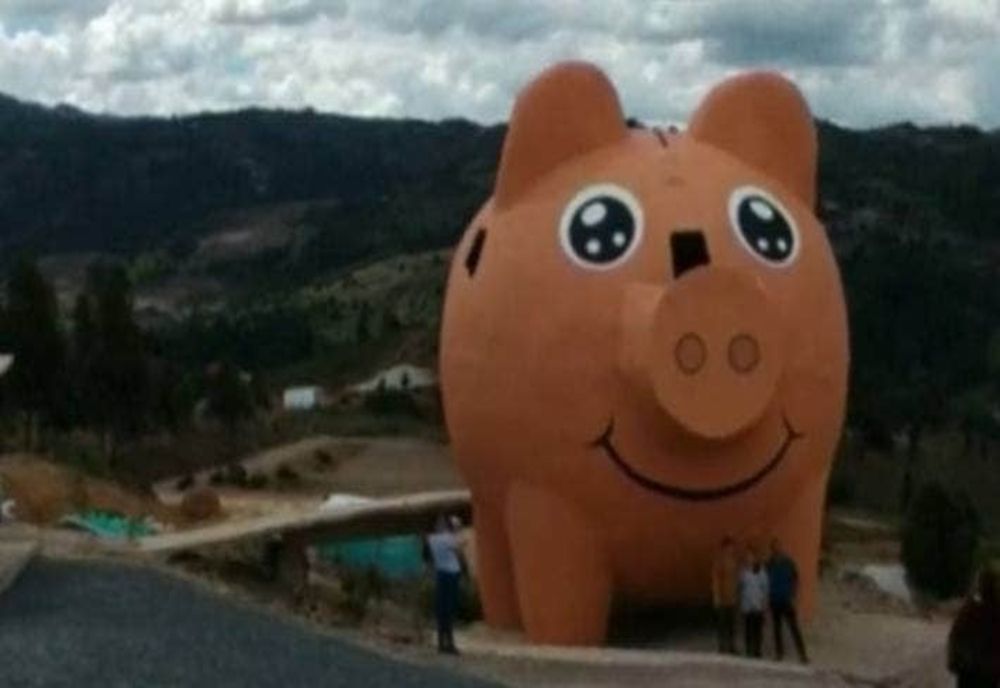 Cea mai mare pușculiță din lume, un purcel din lut!