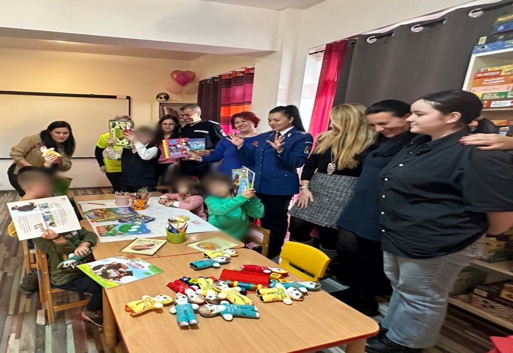 Donație de cărți făcută de jandarmii tulceni