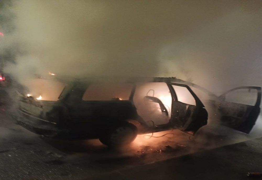 Mașină făcută scrum, panică pe stradă