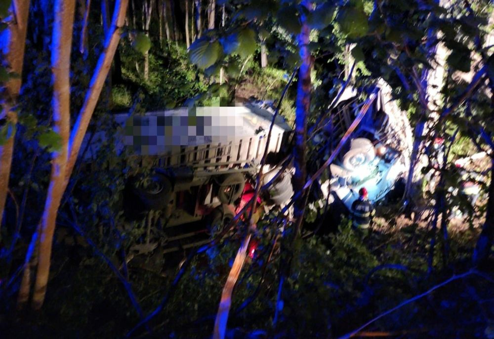 TULCEA. Cascadorie cu TIR-ul pe șosea făcută de un șofer băut