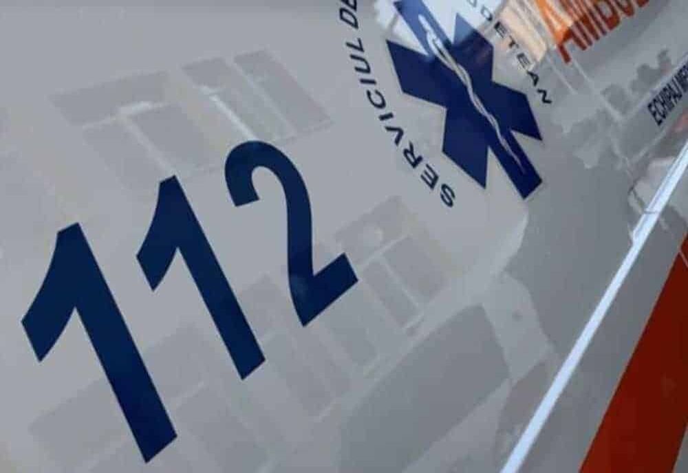 Pacient mort în drum spre spital. Ambulanța în care se afla, implicată într-un accident grav. Traficul, deviat pe un drum forestier