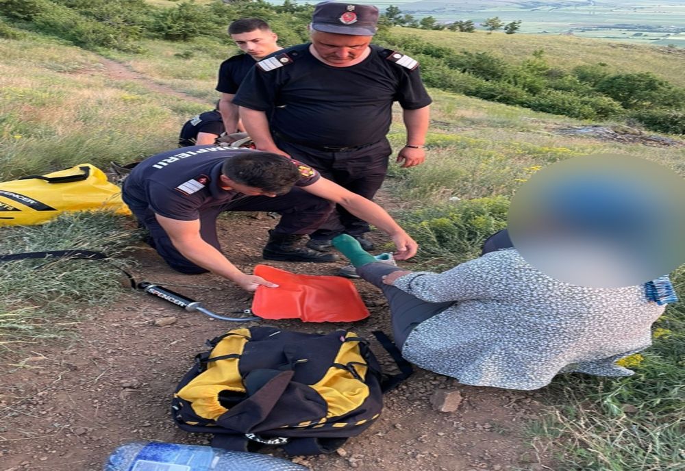 VIDEO Misiune  contratimp. Turistă rănită, salvată de pompieri din Munții Măcinului