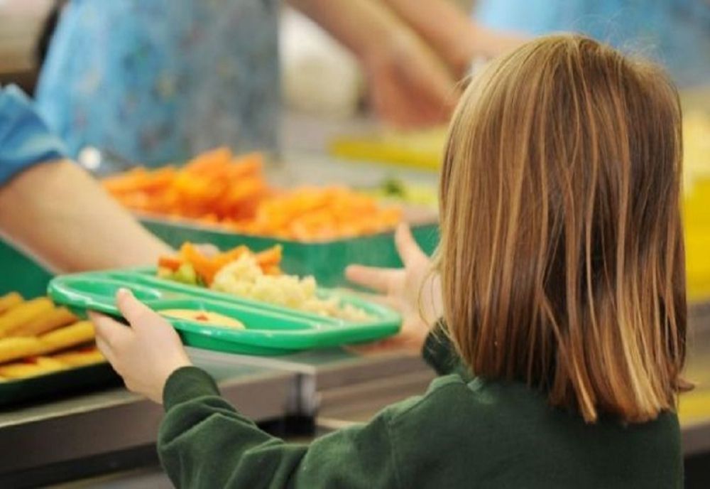 Elevii din 1.000 de școli din România vor primi gratuit, zilnic, mâncare caldă sau un pachet alimentar
