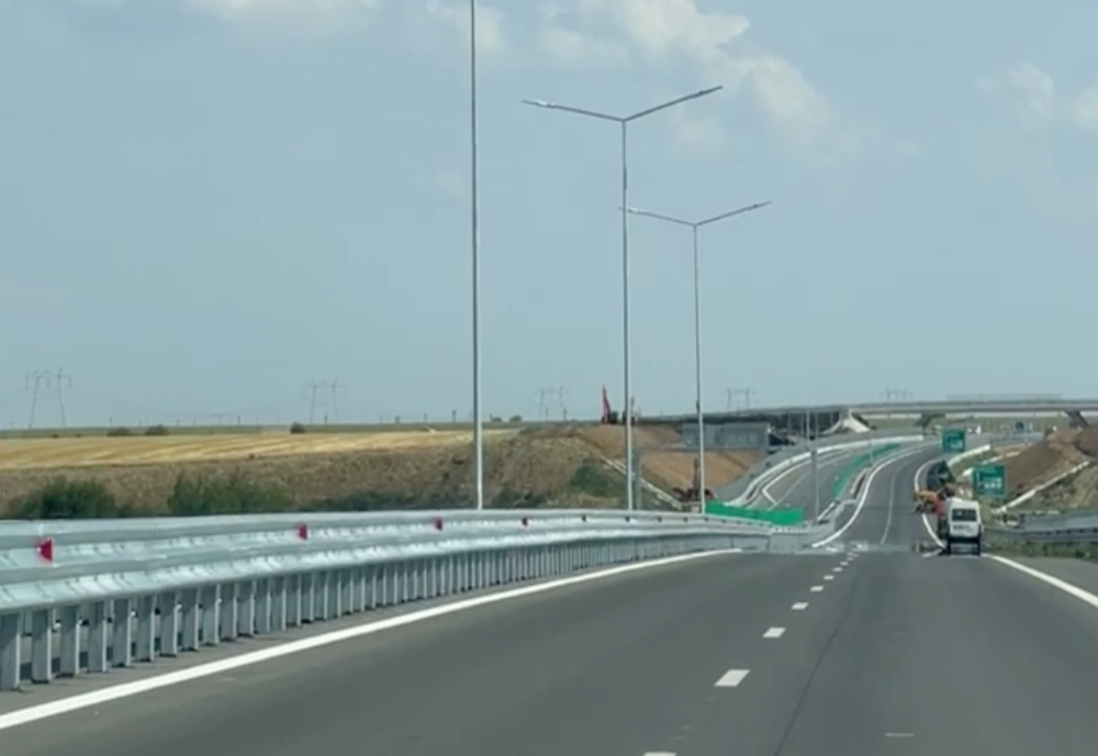 Întoarcerea acasă, cu nervi și mizerie: cozi kilometrice pe A1 și parcări sufocate de gunoaie