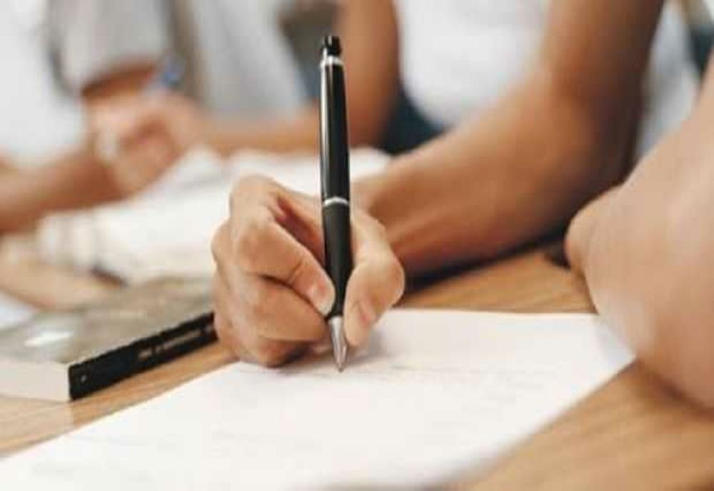 BACALAUREAT 2025: ELEVII CARE APARȚIN MINORITĂȚILOR NAȚIONALE SUSȚIN AZI PROBA LA LIMBA MATERNĂ 