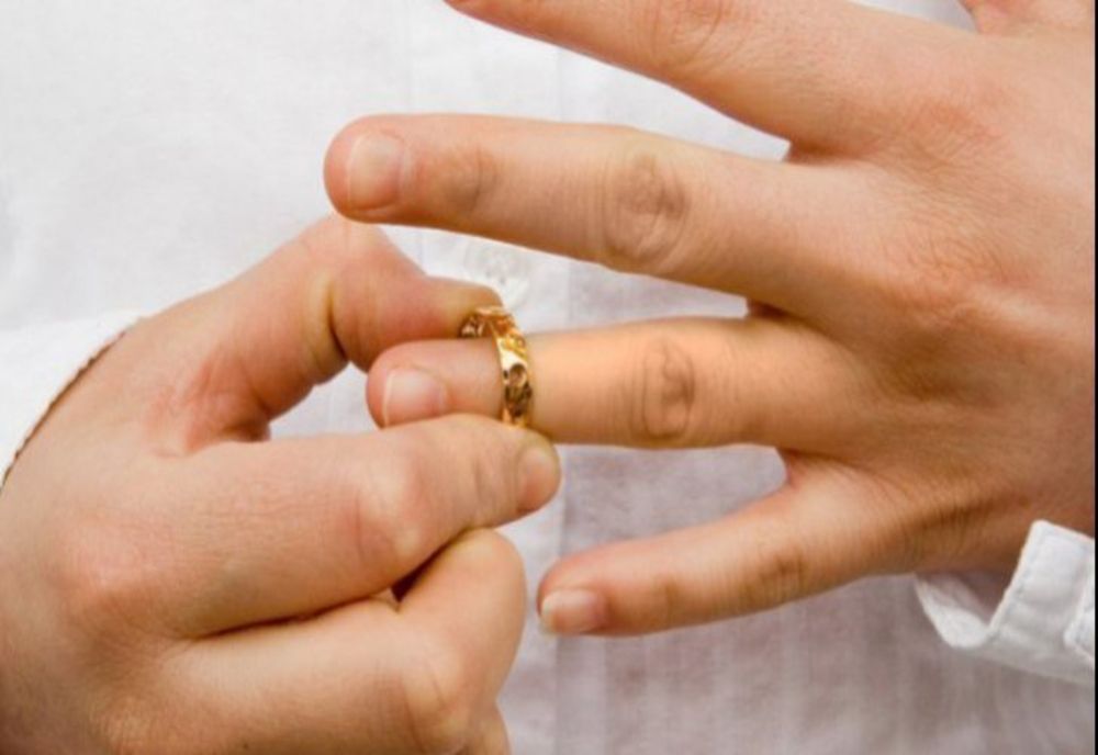 DIVORȚURI DIN CAUZA VOTULUI: ROMÂNII SE DESPART DIN MOTIVE POLITICE