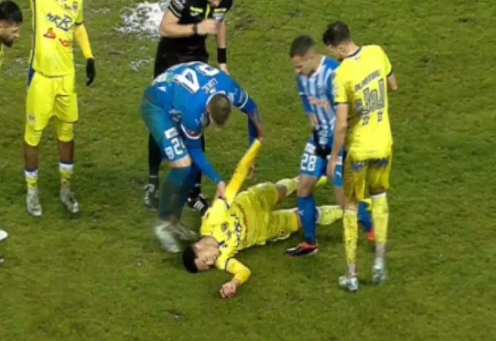 INCIDENT ȘOCANT LA MECIUL PETROLUL-UNIVERSITATEA CRAIOVA. FUNDAȘUL YOHAN ROCHE TRANSPORTAT DE URGENȚĂ LA SPITAL