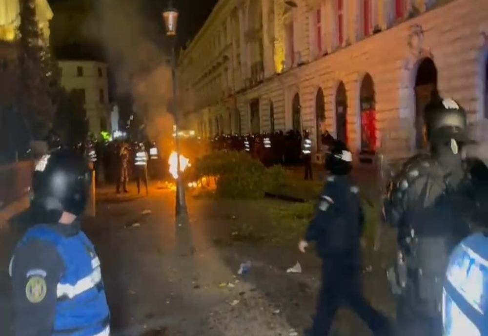 HAOS ÎN FAȚA BIROULUI ELECTORAL CENTRAL. PROTESTE VIOLENTE DUPĂ RESPINGEREA CANDIDATURII LUI CĂLIN GEORGESCU LA ALEGERILE PREZIDENȚIALE