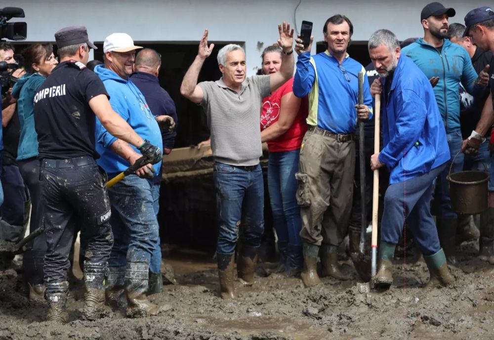 CĂLIN GEORGESCU ȘI GEORGE SIMION, ÎMPREUNĂ ÎN MIJLOCUL ROMÂNILOR AFECTAȚI DE INUNDAȚII