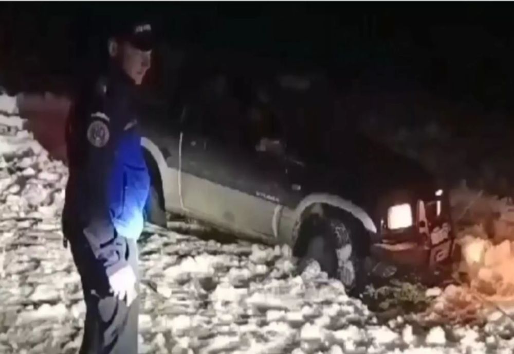 Misiune de salvare în Apuseni: familie cu trei copii, recuperată de jandarmii montani după ce a rămas BLOCATĂ în zăpadă