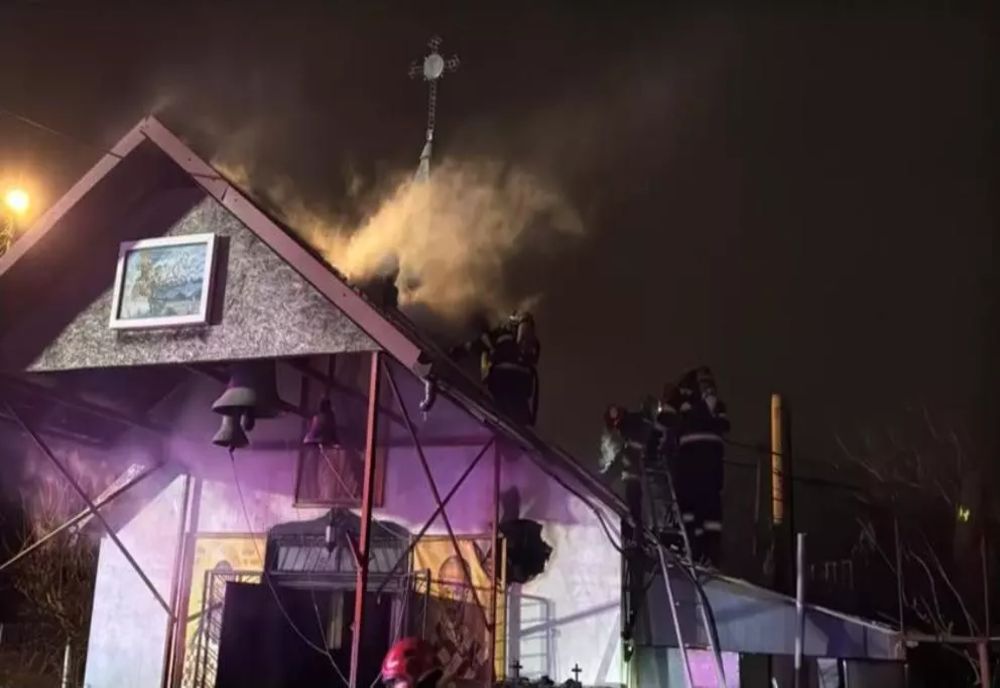 Incendiu izbucnit la o biserică din Tulcea: mobilier și icoane, distruse de incendiu