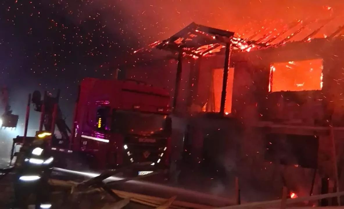 TULCEA: 2 morți după un incendiu izbucnit într-un apartament