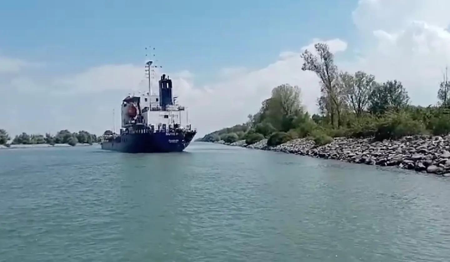 A fost reluat traficul nevelor pe canalul Sulina 