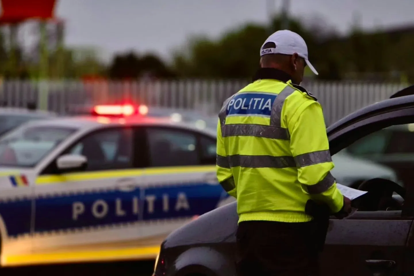 Cursă nebună în Sebeș: Un minor a furat o mașină, a condus beat și s-a oprit într-un gard