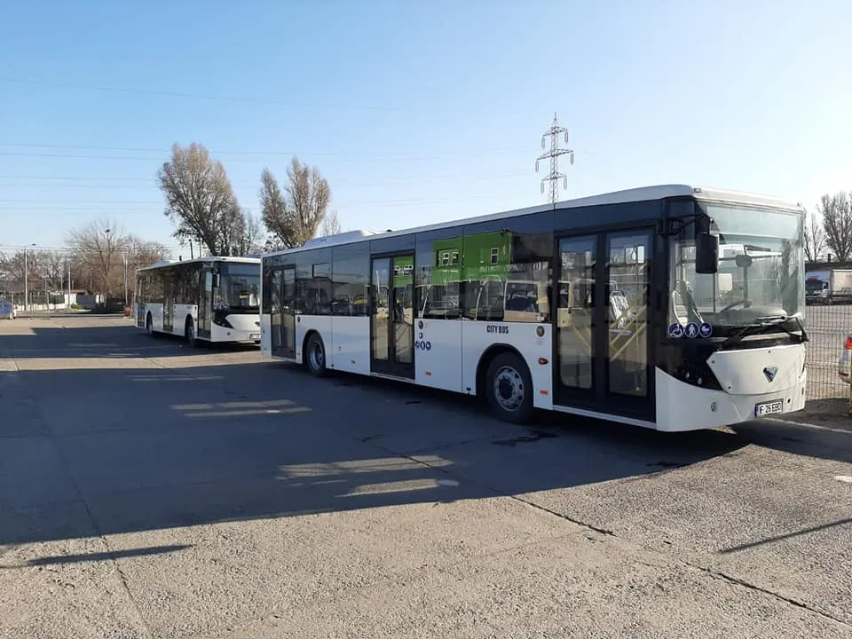doua autobuze