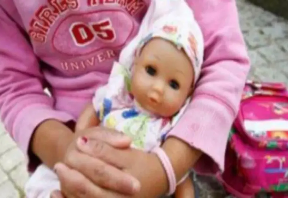 VIDEO Mama care s-a filmat în timp ce-și bătea fetița de 5 ani, adusă în București pentru audieri