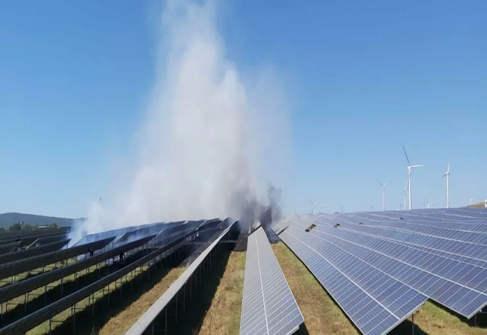 FOTO VIDEO| Incendiu puternic într-un parc cu panouri fotovoltaice