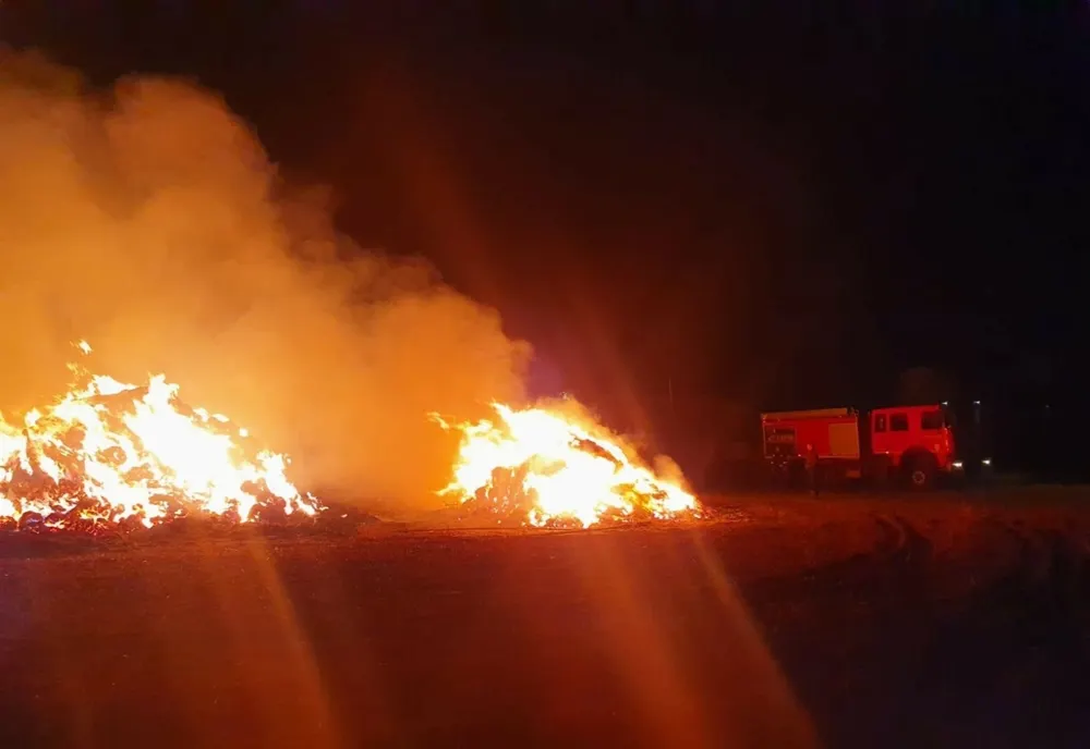 FOTO Mii de baloți de lucernă și paie distruse. Incendiul a fost provocat intenționat