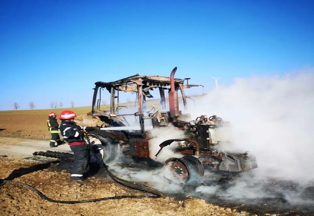FOTO VIDEO| Tractor făcut scrum pe câmp