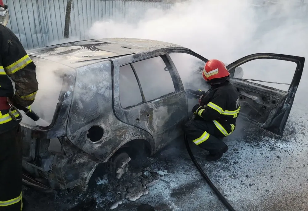 Panică pe stradă. Autoturism în flăcări