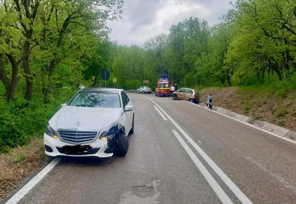 A pierdut controlul asupra direcției și a băgat trei oameni în spital