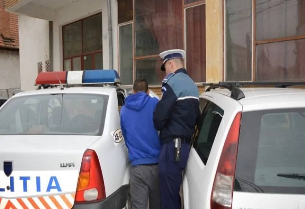 Bănuit de furturi de piese de la autovehicule reținut de polițiști