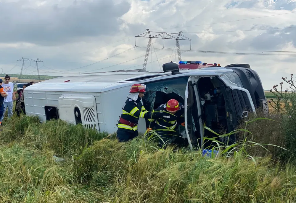 Accident pe DN22. Microbuz răsturnat