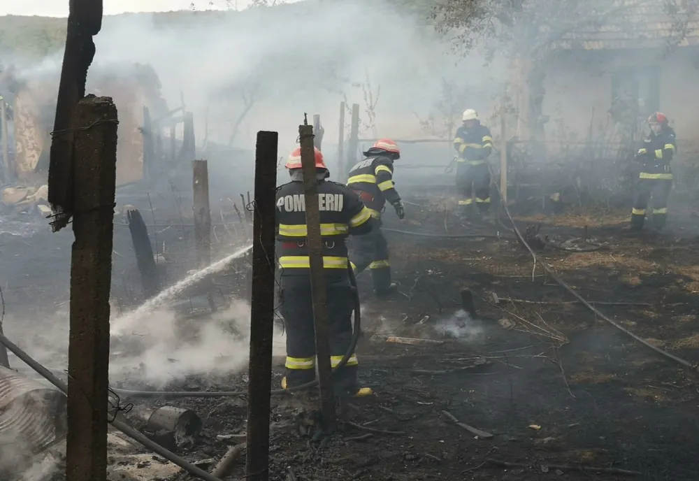 FOTO Incendiu puternic în comuna Cloșca. De la ce au pornit flăcările