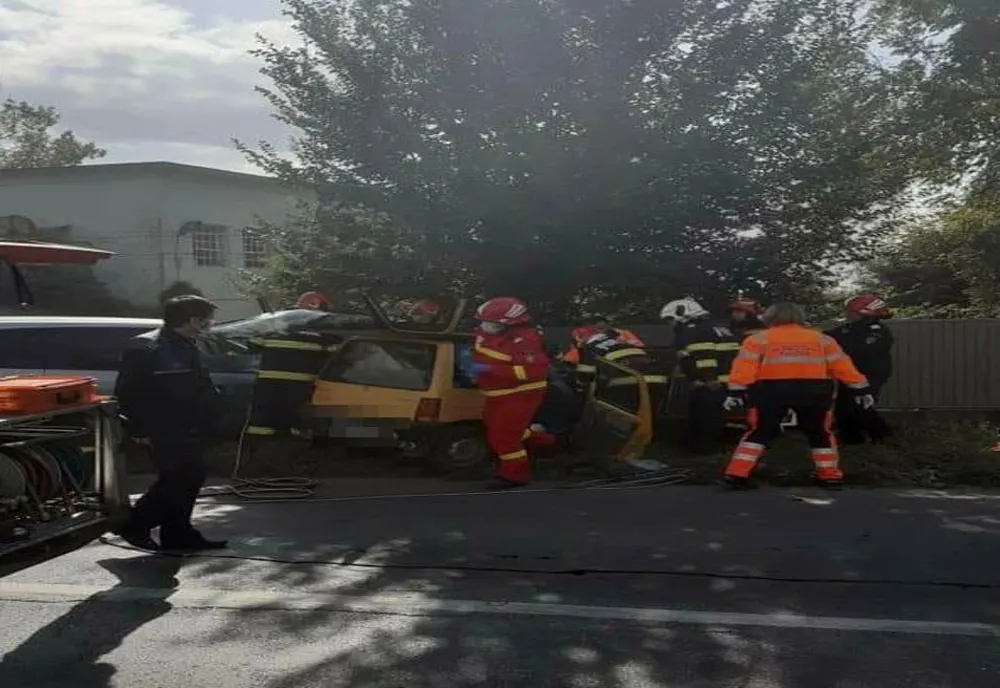 FOTO Ciocnire violentă, mașini aruncate de pe șosea