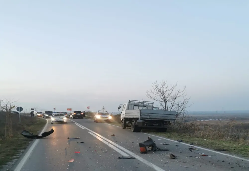 Accident grav cu 3 mașini în Tulcea. Șoferul vinovat și un adolescent au fost răniți