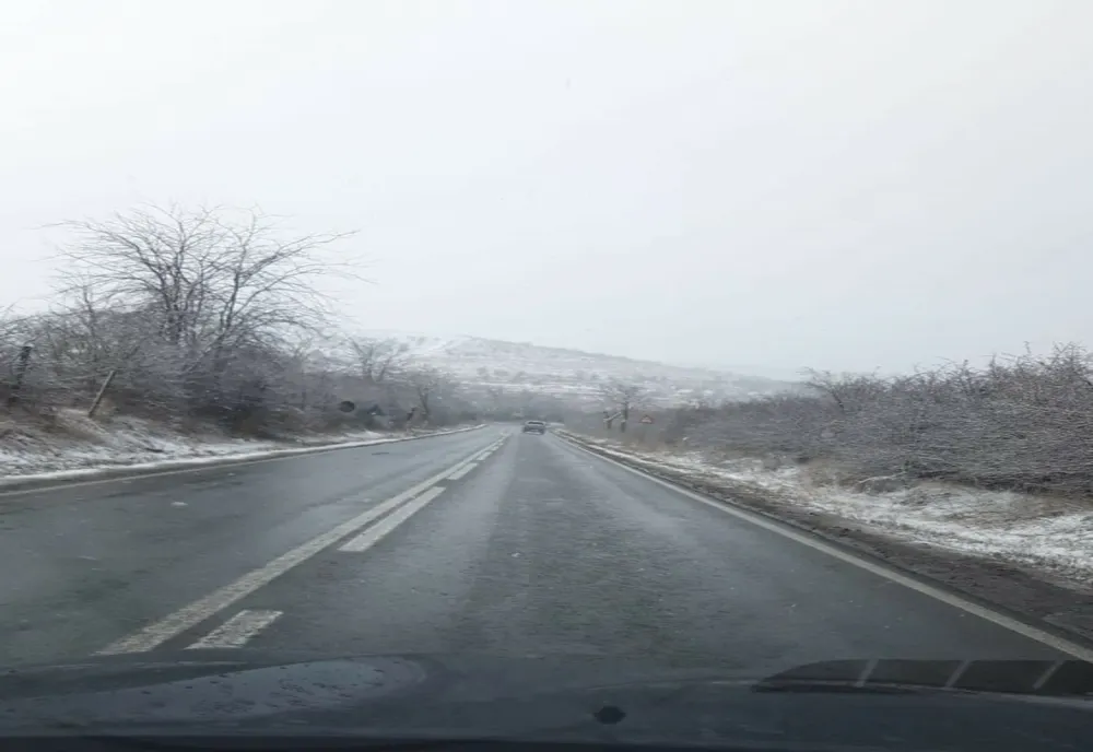 DRDP a intervenit cu 85 de autoutilaje pe drumurile din sud estul țării