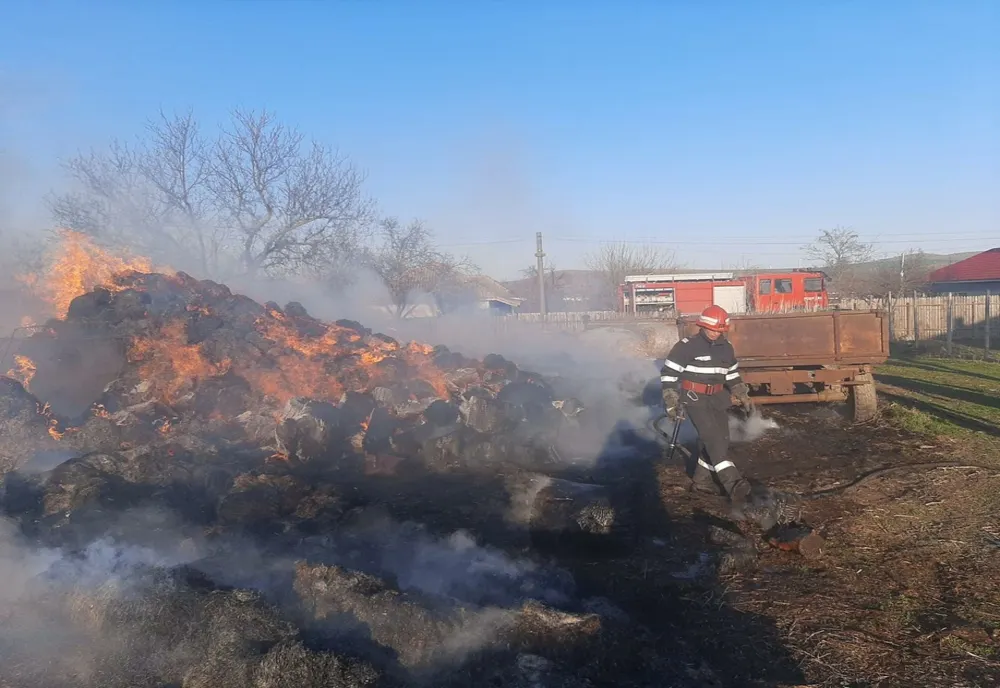 VIDEO Incendiu violent. O țigară a făcut scrum sute de baloți de paie