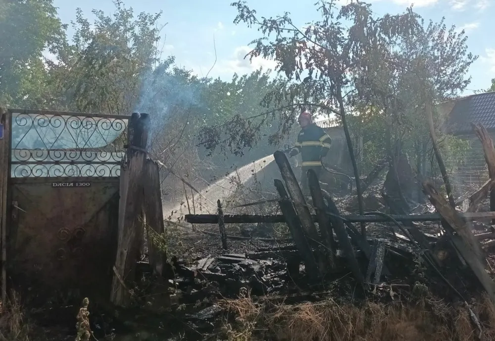 Joaca copiilor cu focul a provocat un incendiu la Garvăn