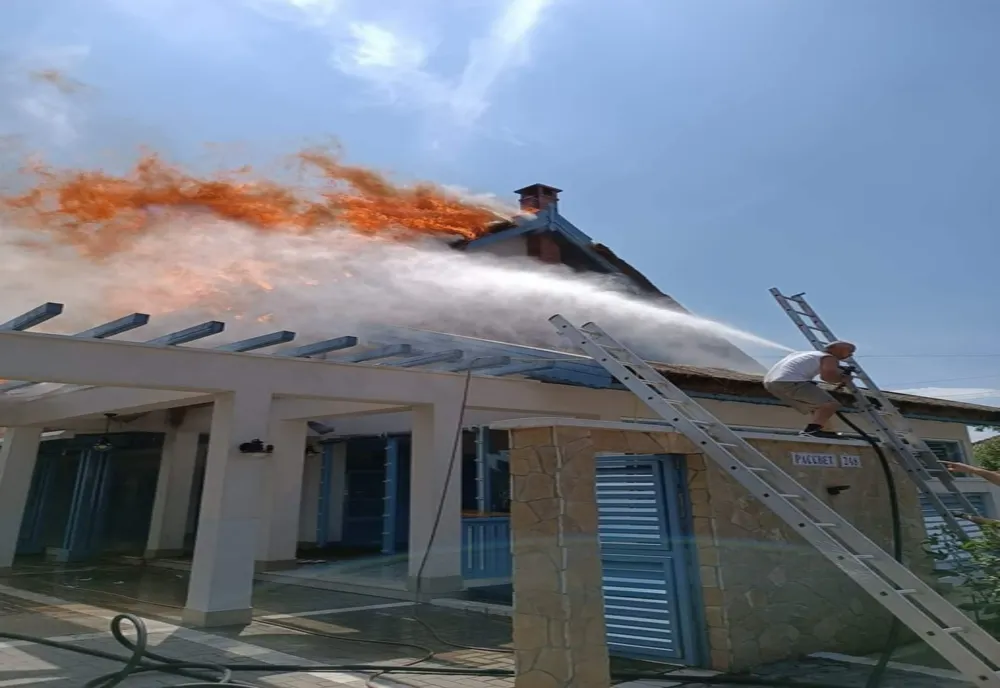VIDEO Incendiu violent la o pensiune din Sarichioi