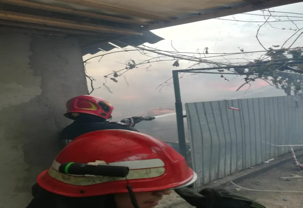 FOTO Casă cuprinsă de flăcări în Mihail Kogălniceanu