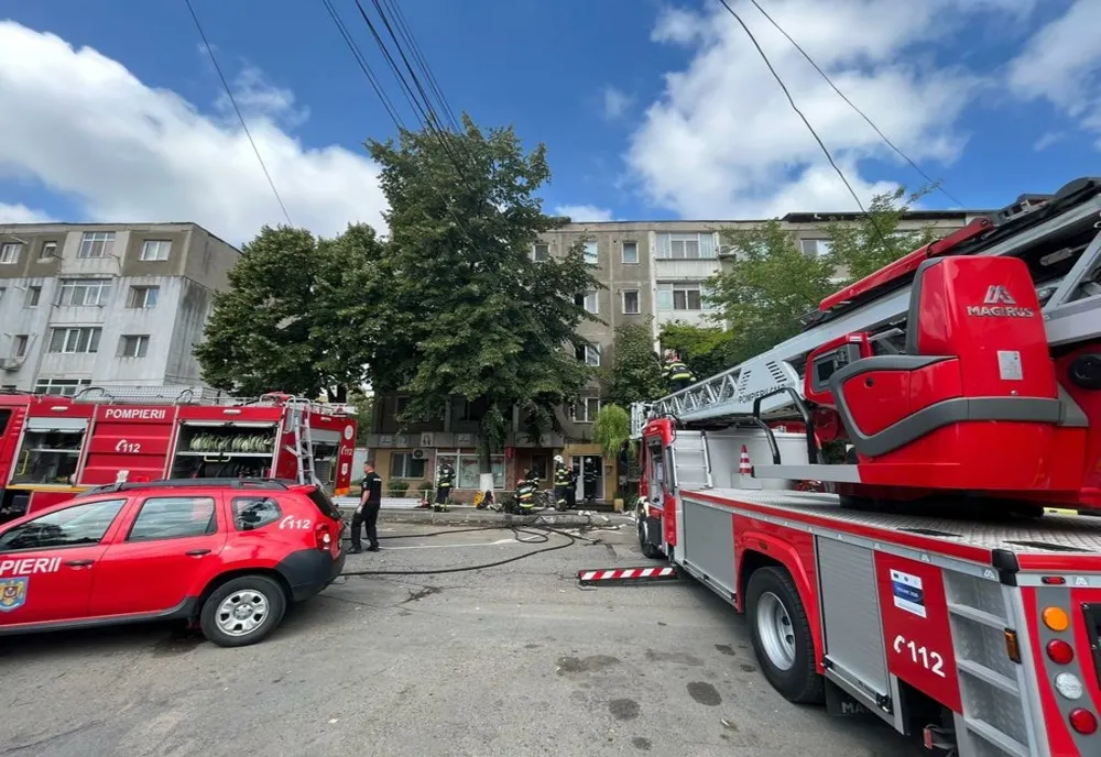 FOTO VIDEO Incendiu puternic într-un bloc din Tulcea