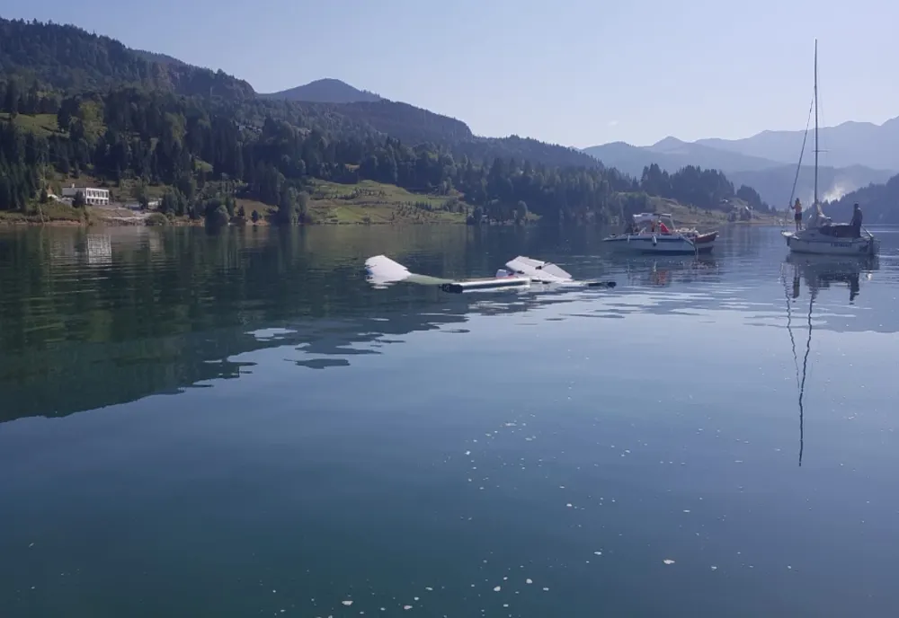 Avion ușor, prăbușit în Lacul Colibița! Pilotul a decedat