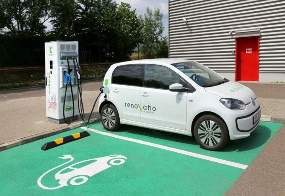 Încărcare mașinilor electrice nu mai este gratuită. Ce lanțuri de supermarketuri vor taxa serviciul