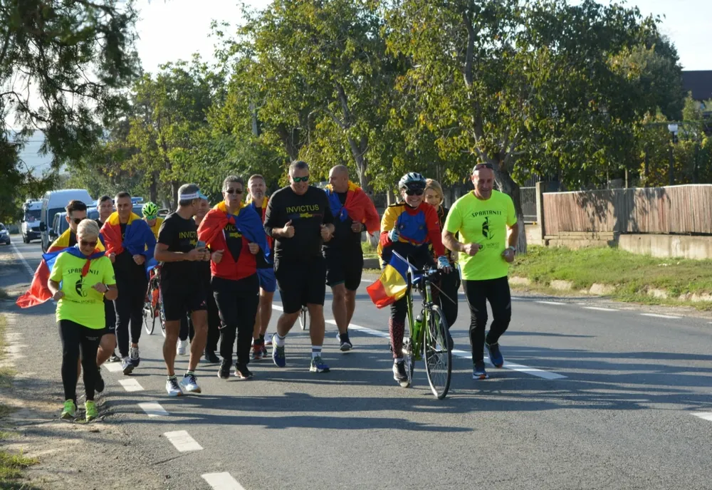 FOTO Jandarmii tulceni au dus în alergare și pe bicicletă Ștafeta Veteranilor la Brăila